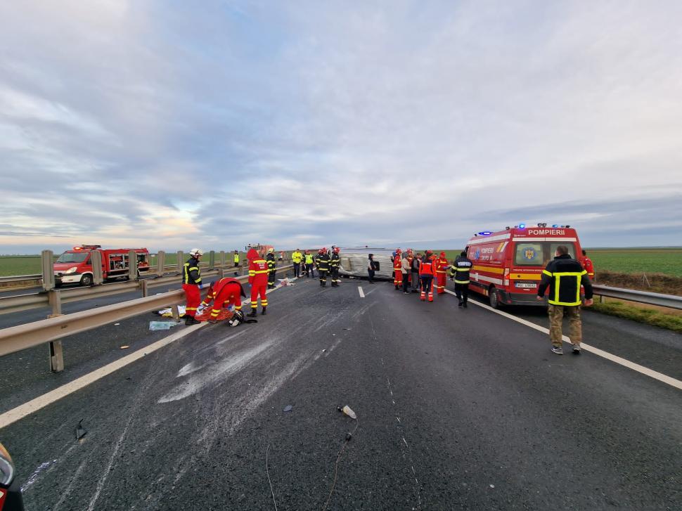 Un microbuz cu 9 persoane s-a răsturnat pe Autostrada A1. S-a activat planul roşu de intervenţie | Traficul a fost blocat  805956