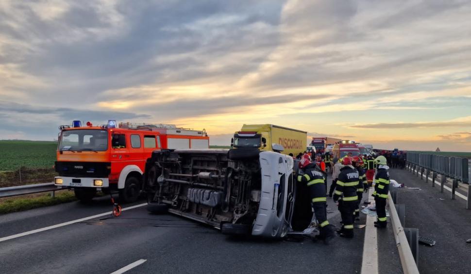 Un microbuz cu 9 persoane s-a răsturnat pe Autostrada A1. S-a activat planul roşu de intervenţie | Traficul a fost blocat  805962