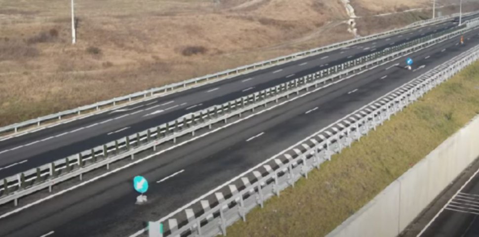 O autostradă din România, abia inaugurată, o ia la vale. Alunecare de teren în rambleu și crăpături în asfalt | Reacția CNAIR 