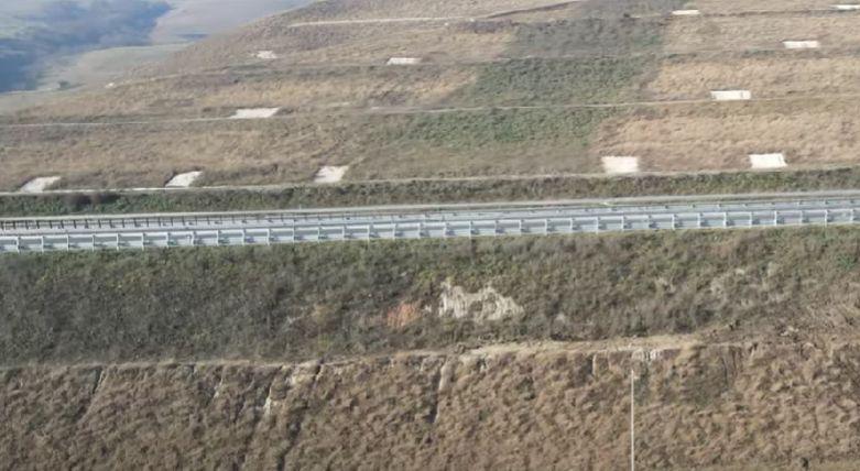 O autostradă din România, abia inaugurată, o ia la vale. Alunecare de teren în rambleu și crăpături în asfalt | Reacția CNAIR  805991