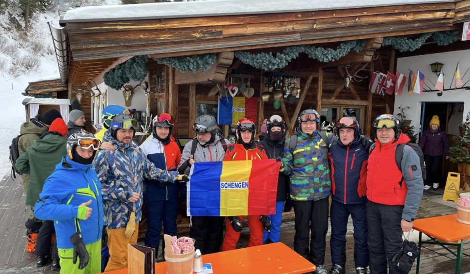 Grup de români, cu tricolorul pe pârtie, la schi în Austria: "Un barman ne-a rugat să-i lăsăm lui steagul"