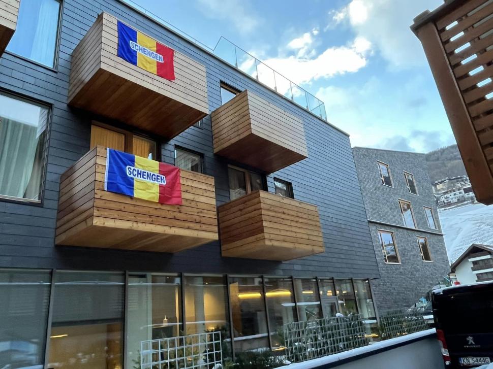 Grup de români, cu tricolorul pe pârtie, la schi în Austria: "Un barman ne-a rugat să-i lăsăm lui steagul" 805986
