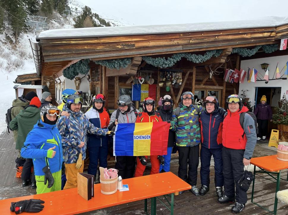 Grup de români, cu tricolorul pe pârtie, la schi în Austria: "Un barman ne-a rugat să-i lăsăm lui steagul" 805987