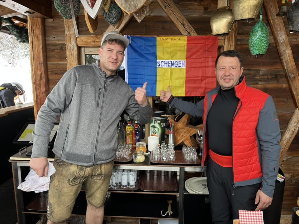 Grup de români, cu tricolorul pe pârtie, la schi în Austria: "Un barman ne-a rugat să-i lăsăm lui steagul" 805988