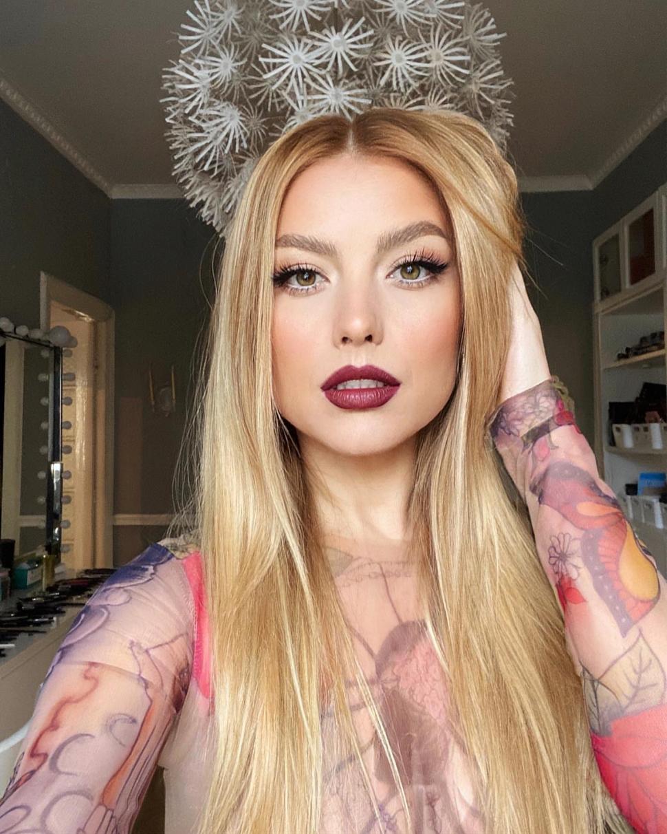 Recunoşti fetiţa din imagine? Astăzi este una dintre cele mai iubite cântărețe din România 806009