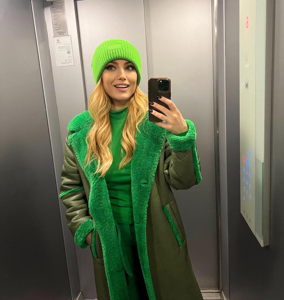 Recunoşti fetiţa din imagine? Astăzi este una dintre cele mai iubite cântărețe din România 806010