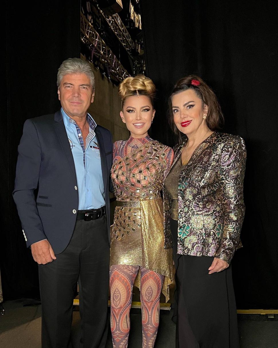 Recunoşti fetiţa din imagine? Astăzi este una dintre cele mai iubite cântărețe din România 806011