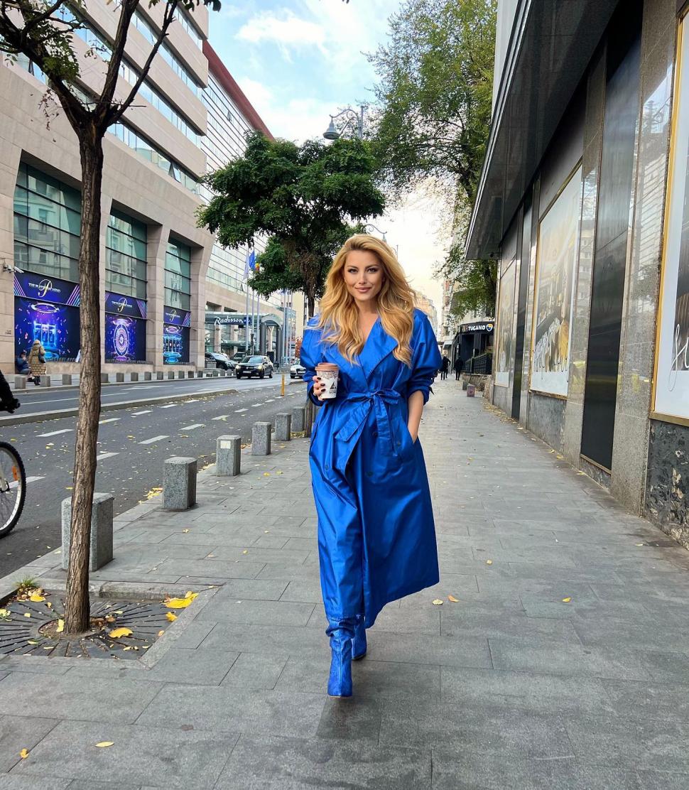 Recunoşti fetiţa din imagine? Astăzi este una dintre cele mai iubite cântărețe din România 806013