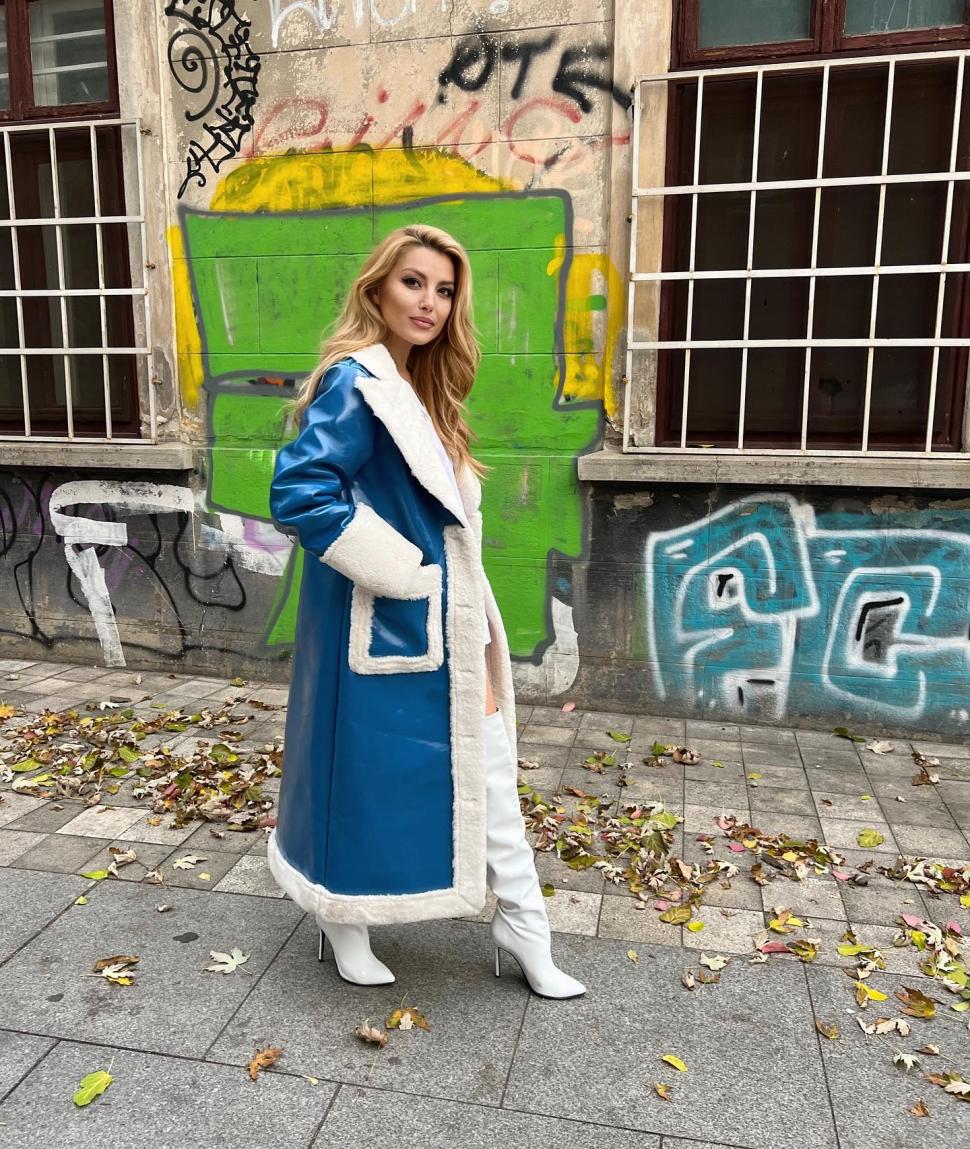 Recunoşti fetiţa din imagine? Astăzi este una dintre cele mai iubite cântărețe din România 806014