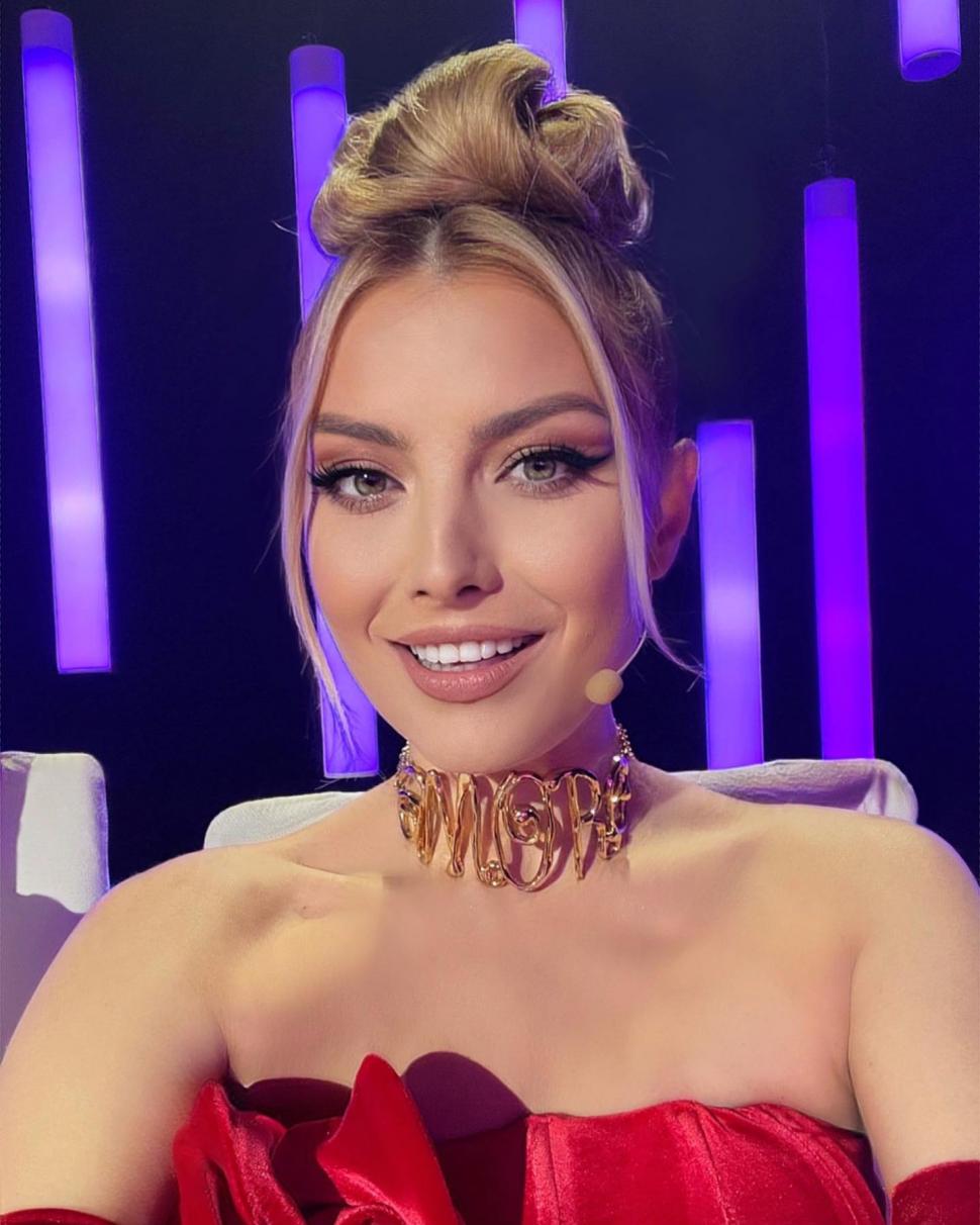 Recunoşti fetiţa din imagine? Astăzi este una dintre cele mai iubite cântărețe din România 806015