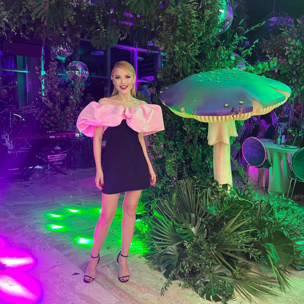 Recunoşti fetiţa din imagine? Astăzi este una dintre cele mai iubite cântărețe din România 806017