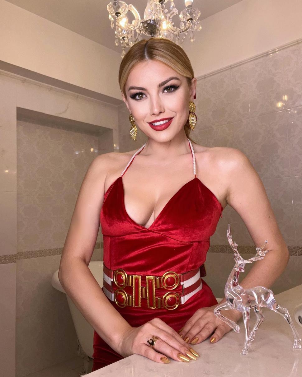 Recunoşti fetiţa din imagine? Astăzi este una dintre cele mai iubite cântărețe din România 806018