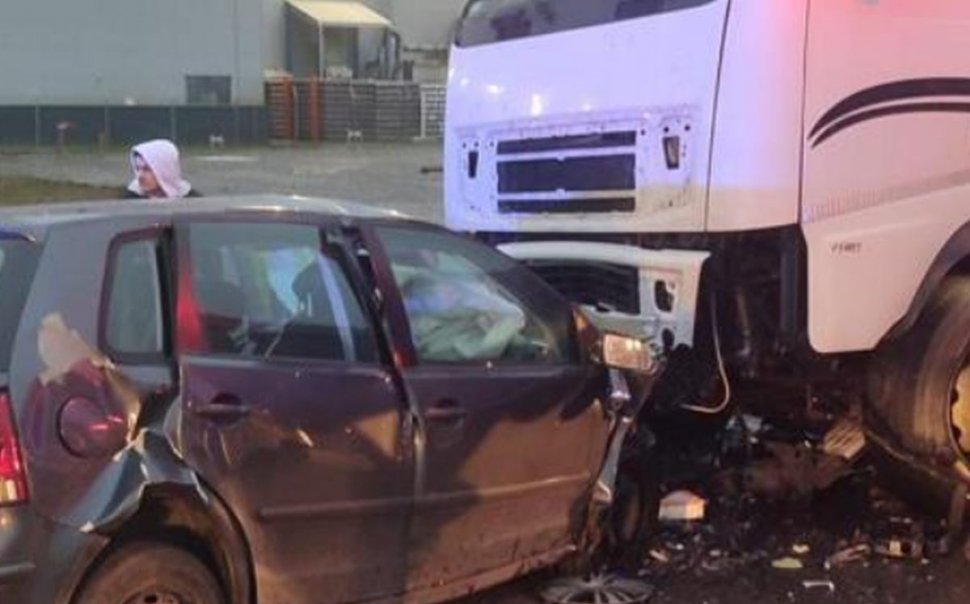 Accident grav în Arad. Șoferul unei mașini a fost strivit de un tir
