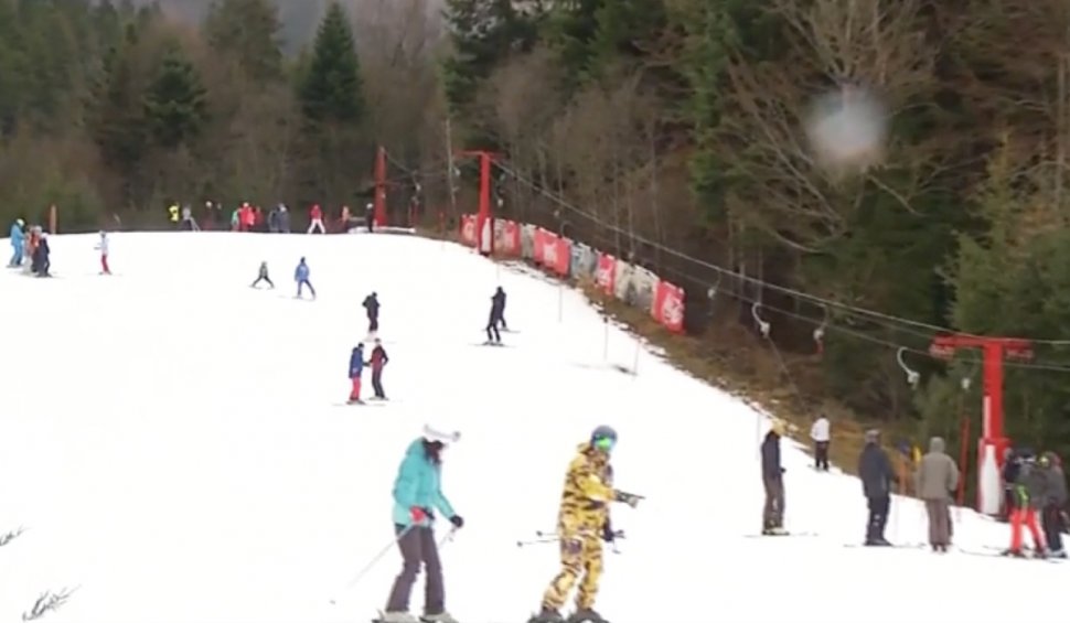 S-a deschis sezonul de schi la Azuga.Turiştii sunt aşteptaţi pe pârtii | Cât costă o urcare cu teleschiul