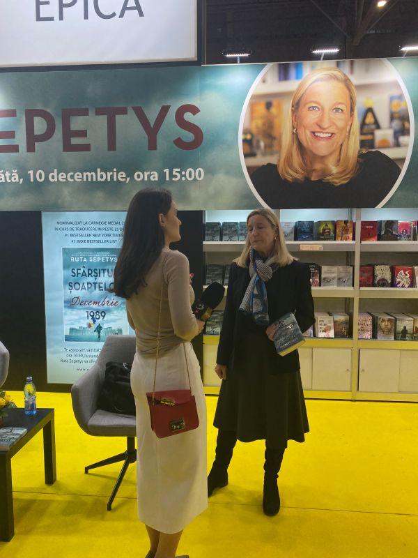 Ruta Sepetys: "Cititori din peste 25 de ţări sunt inspiraţi de rezistenţa şi de curajul vostru" 806058