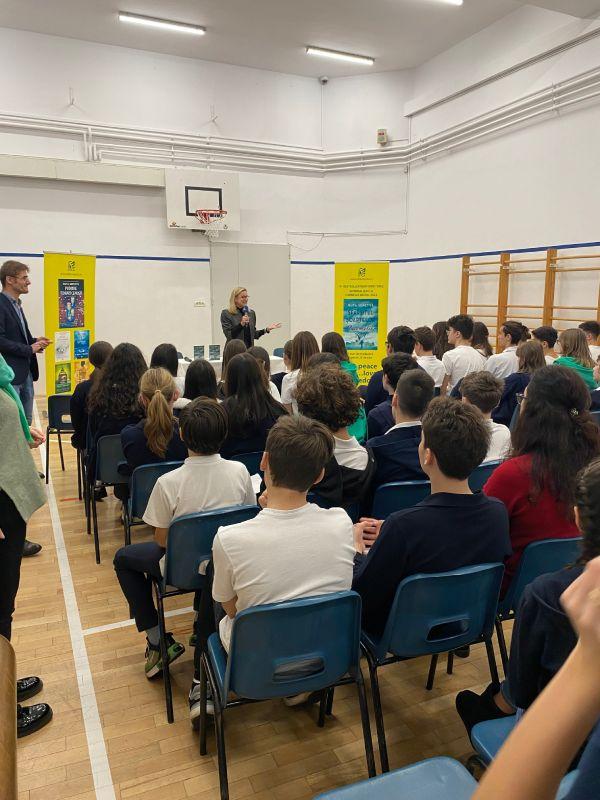 Ruta Sepetys: "Cititori din peste 25 de ţări sunt inspiraţi de rezistenţa şi de curajul vostru" 806063