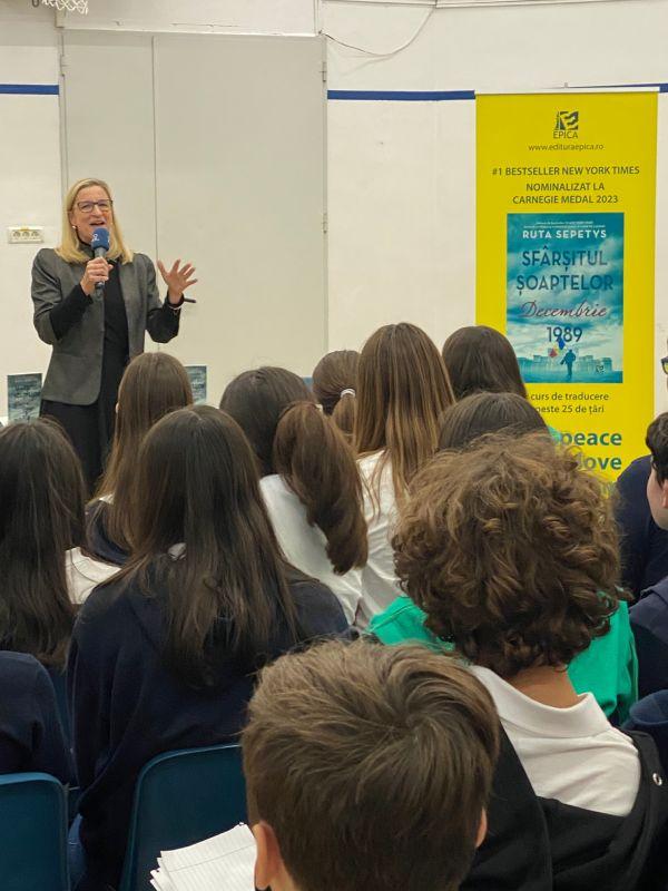 Ruta Sepetys: "Cititori din peste 25 de ţări sunt inspiraţi de rezistenţa şi de curajul vostru" 806064