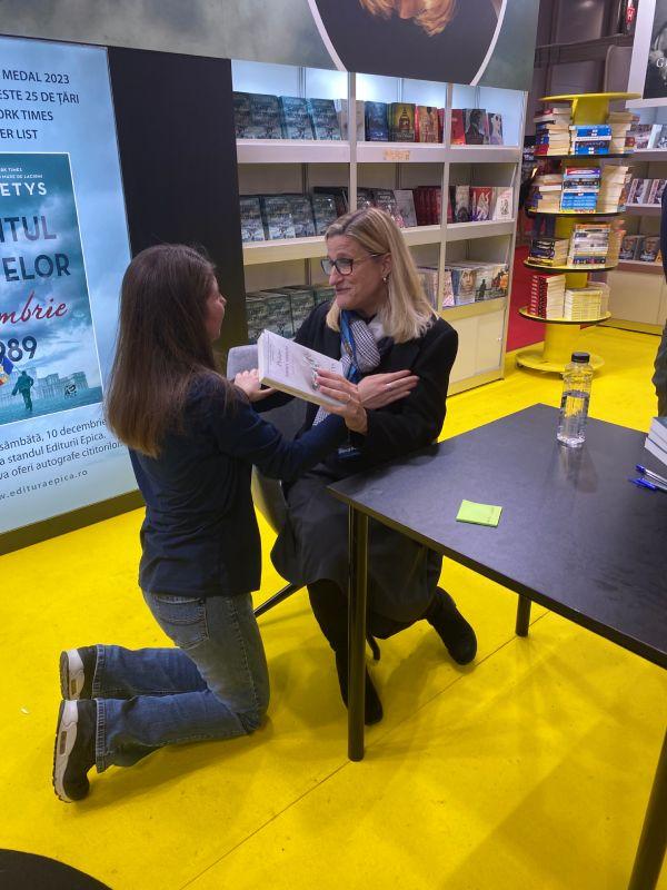 Ruta Sepetys: "Cititori din peste 25 de ţări sunt inspiraţi de rezistenţa şi de curajul vostru" 806066