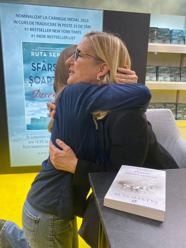 Ruta Sepetys: "Cititori din peste 25 de ţări sunt inspiraţi de rezistenţa şi de curajul vostru" 806067