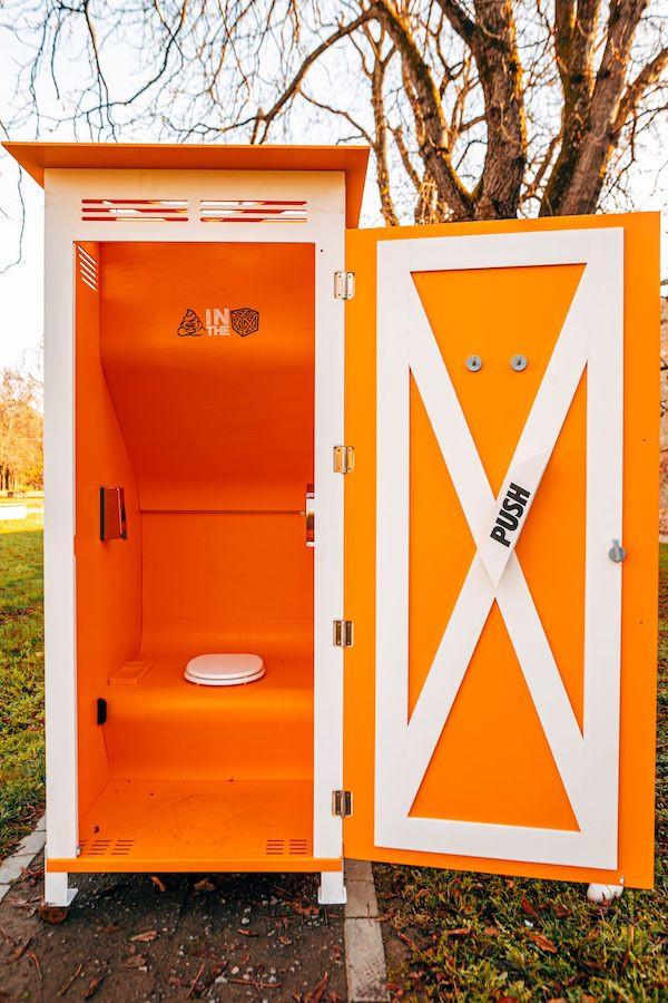 Un tânăr român a inventat toaleta curățată cu rumeguș în loc de apă: "Nicăieri în lume nu mai există aşa ceva" 806173