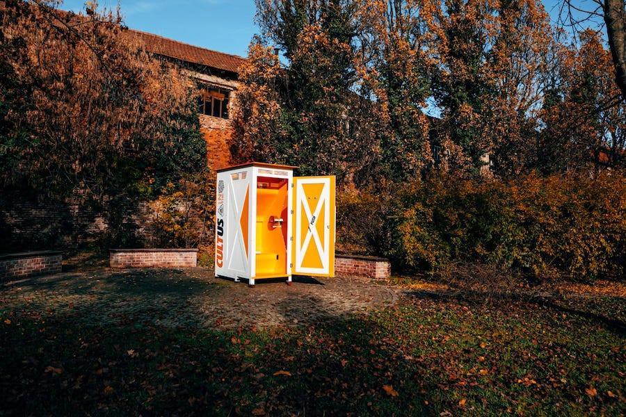 Un tânăr român a inventat toaleta curățată cu rumeguș în loc de apă: "Nicăieri în lume nu mai există aşa ceva" 806175