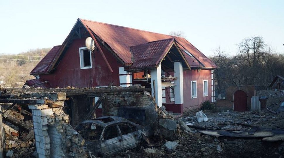 Cum arată casa lui Ivan și Olga după ce le-a căzut o dronă iraniană Shahed în curte, lângă Kiev