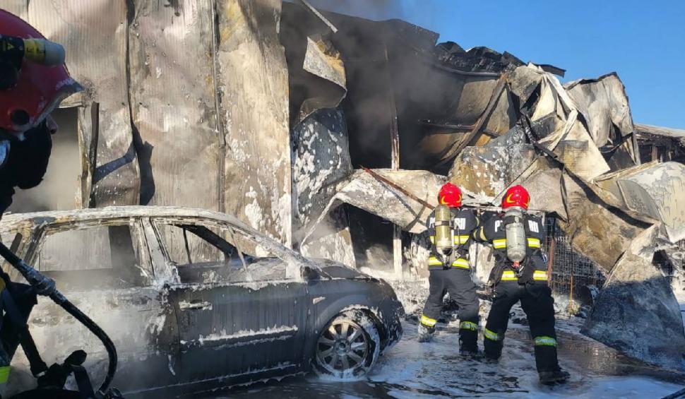 Un incendiu a izbucnit la un service auto din Satu Mare. Hala avea 800 de metri pătrați  806393