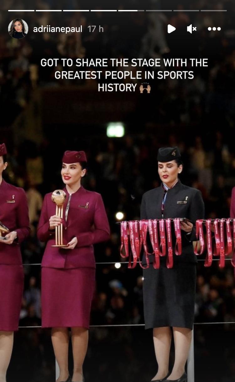 O stewardesă româncă a stat în spatele lui Emmanuel Macron și a ținut trofeul Cupei Mondiale, care i-a fost înmânat lui Messi 806351