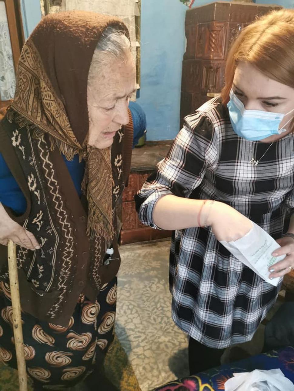 Tanti Maria trăieşte cu o pensie de 95 de lei pe lună. "Nu are pe nimeni. Uneori mănâncă mămăligă cu urzici, fructe" 806373