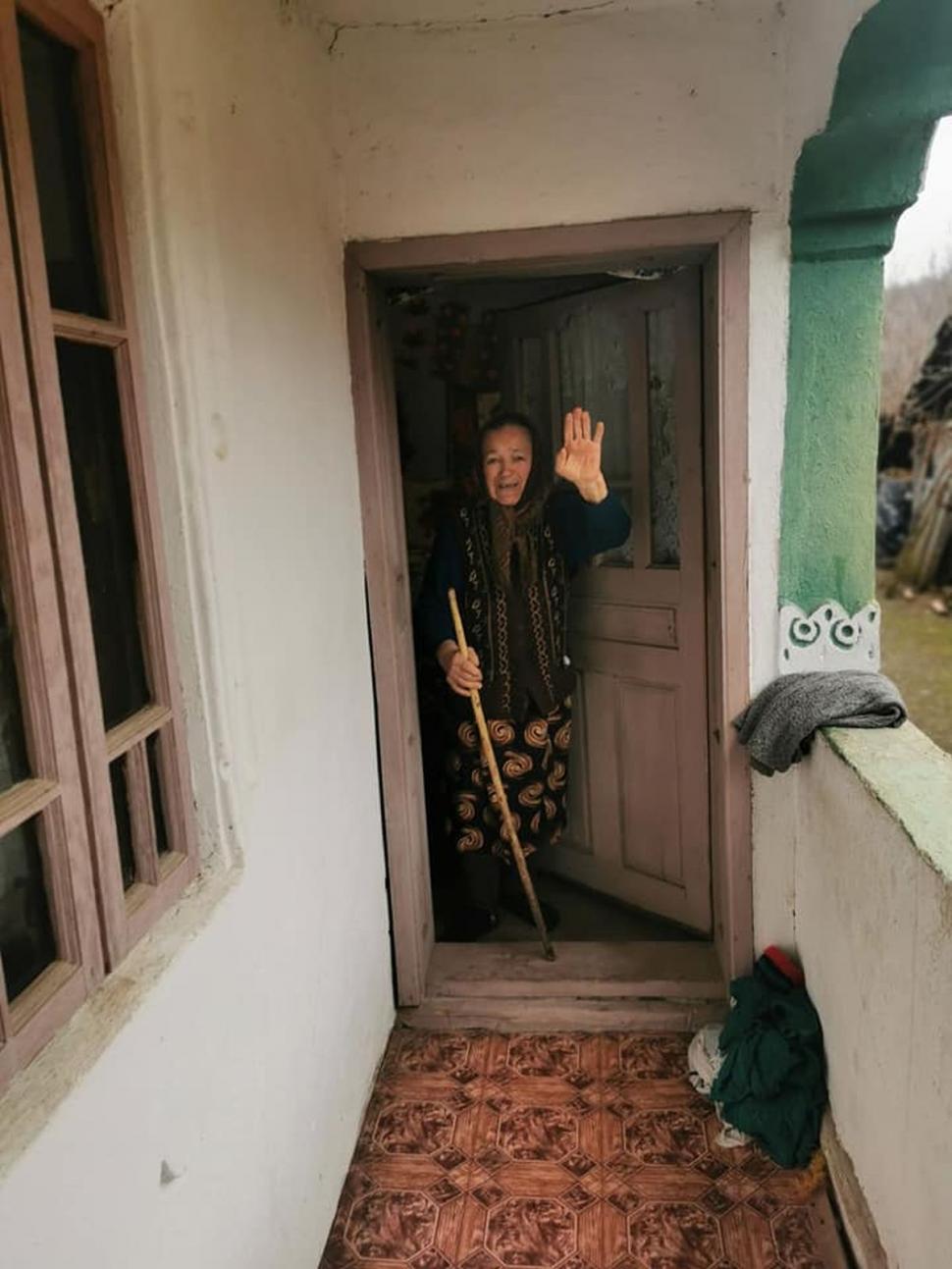 Tanti Maria trăieşte cu o pensie de 95 de lei pe lună. "Nu are pe nimeni. Uneori mănâncă mămăligă cu urzici, fructe" 806377