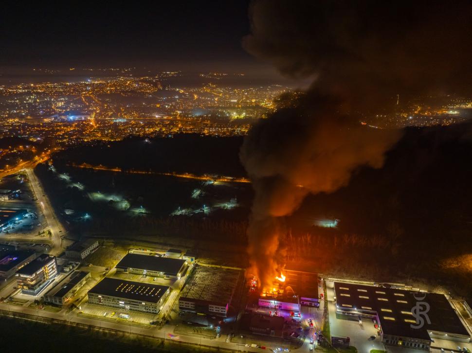 Incendiu de proporții într-o hală din Parcul Tetarom, din Cluj-Napoca 806663