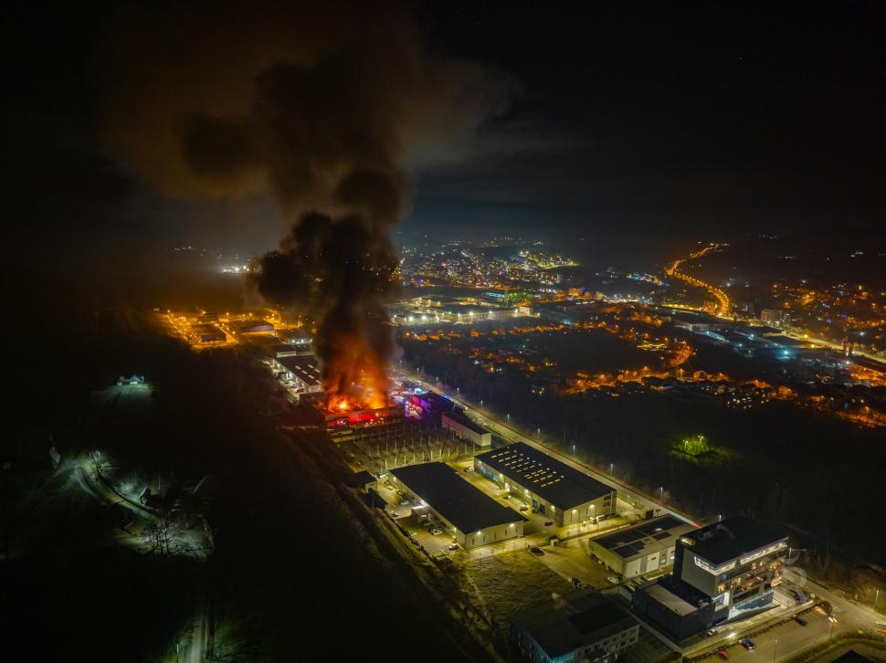 Incendiu de proporții într-o hală din Parcul Tetarom, din Cluj-Napoca 806664