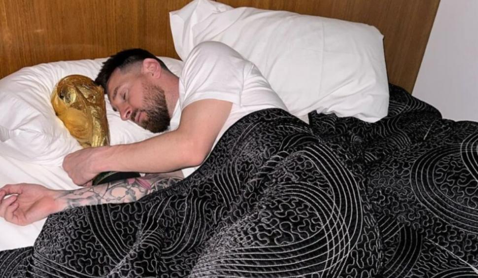 Messi a dormit cu cupa mondială în braţe | 200.000 de aprecieri într-o jumătate de oră