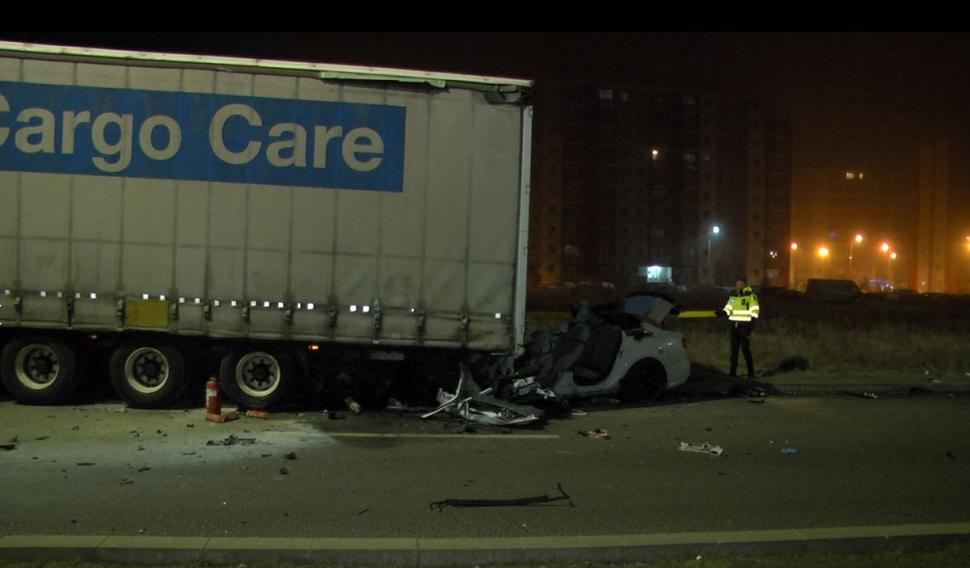"Nu pot să sun familia. Mi se rupe inima". Accident grav la Sibiu: doi tineri au murit, după ce maşina lor a intrat sub un TIR 806521