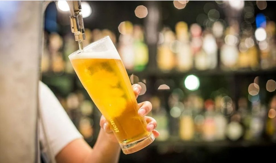 Românii, campioni la consumul de alcool. Cât şi ce s-a băut în 2022