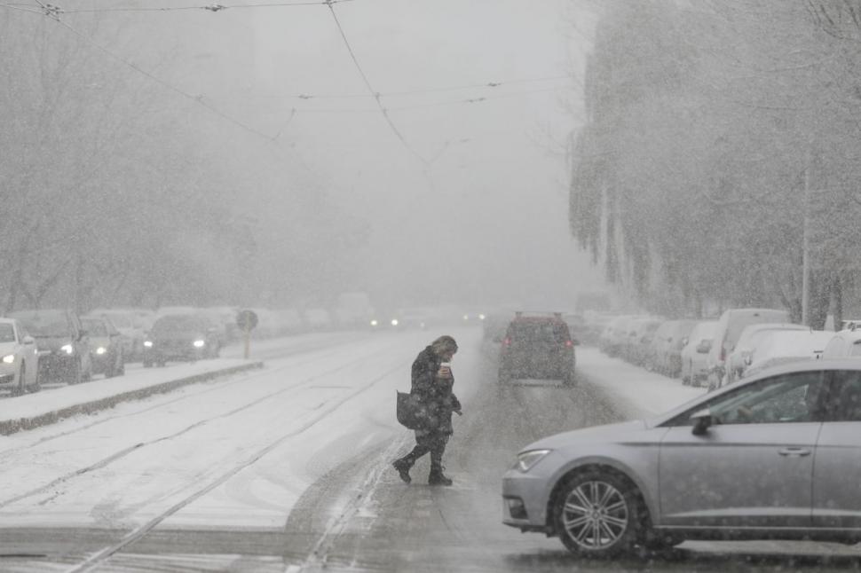 Bucureștiul, sub primul strat de zăpadă. Tamponări și străzi transformate în patinoare 806719