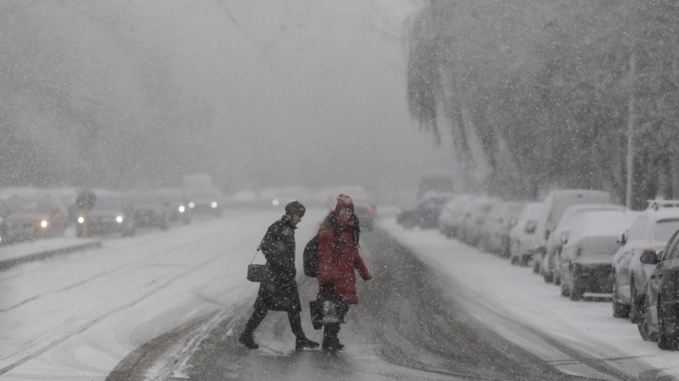 Bucureștiul, sub primul strat de zăpadă. Tamponări și străzi transformate în patinoare