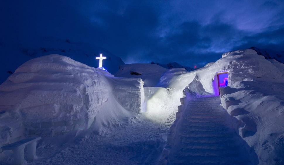 Hotelul de Gheață „Europa”, de la Bâlea Lac, a fost construit şi îşi aşteaptă oaspeţii 806745