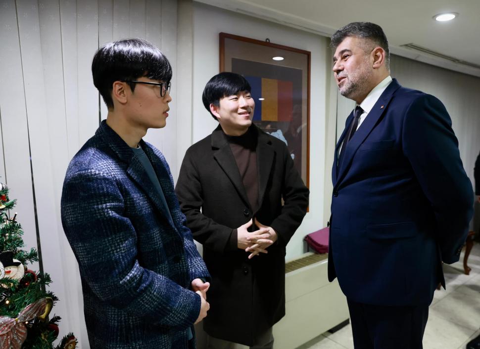 Marcel Ciolacu, în vizită la ambasada din Seul: "Le mulțumesc românilor din Coreea de Sud pentru sinceritatea și energia pozitivă cu care ne-au primit" 806816