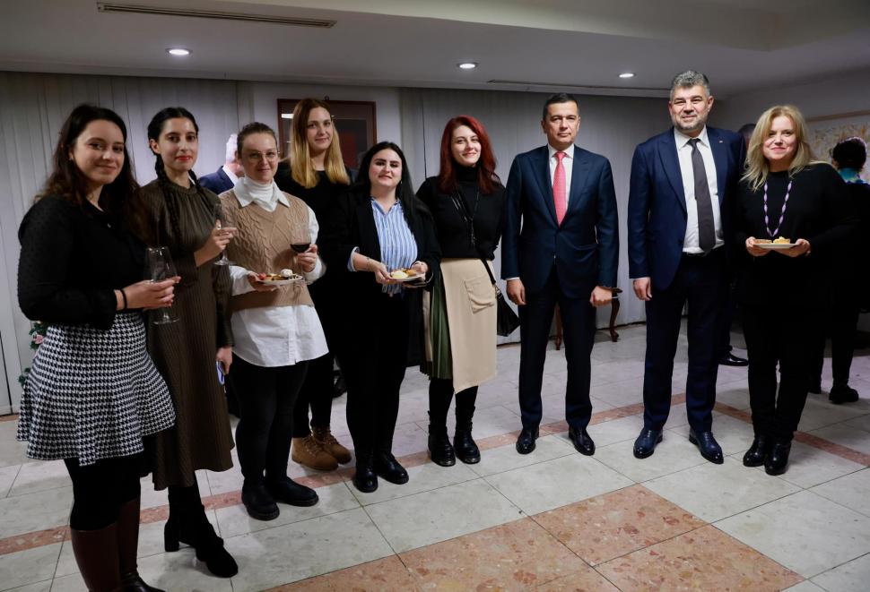 Marcel Ciolacu, în vizită la ambasada din Seul: "Le mulțumesc românilor din Coreea de Sud pentru sinceritatea și energia pozitivă cu care ne-au primit" 806817