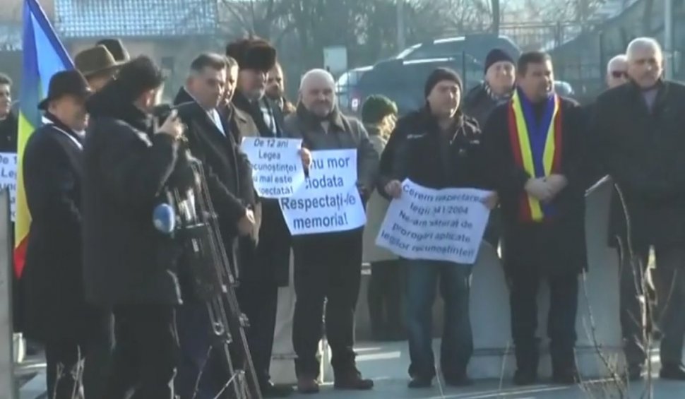 Protest al revoluţionarilor la Cluj-Napoca. Oamenii cer indemnizaţii mai mari, la 33 de ani de la Revoluţie 