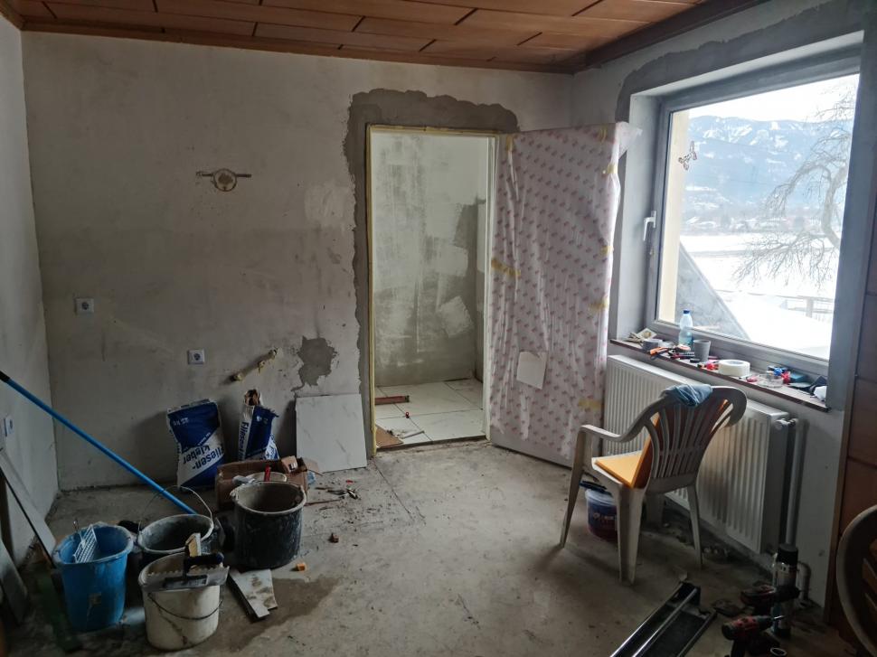 Ţeapa primită de o româncă stabilită în Austria. Cum a fost înşelată de doi muncitori din Arad: "Au luat banii şi mi-au lăsat casa aşa" 806945