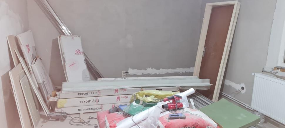 Ţeapa primită de o româncă stabilită în Austria. Cum a fost înşelată de doi muncitori din Arad: "Au luat banii şi mi-au lăsat casa aşa" 806949