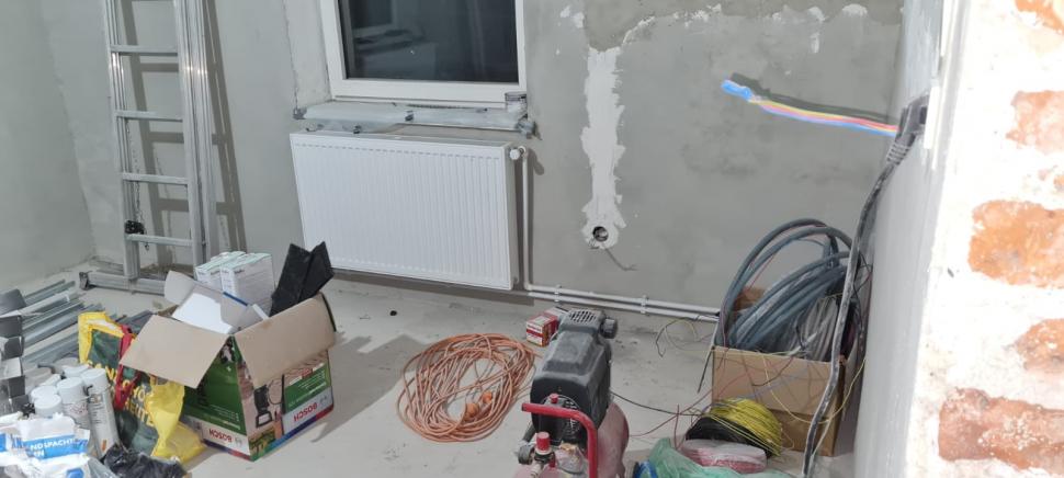 Ţeapa primită de o româncă stabilită în Austria. Cum a fost înşelată de doi muncitori din Arad: "Au luat banii şi mi-au lăsat casa aşa" 806950