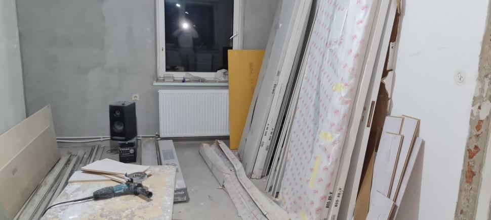 Ţeapa primită de o româncă stabilită în Austria. Cum a fost înşelată de doi muncitori din Arad: "Au luat banii şi mi-au lăsat casa aşa" 806951