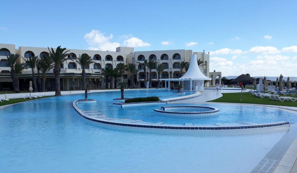 Tunisia, între palatele de marmură unde sunt cazați turiștii și gropile săpate în nisip ale berberilor troglodiți 806785