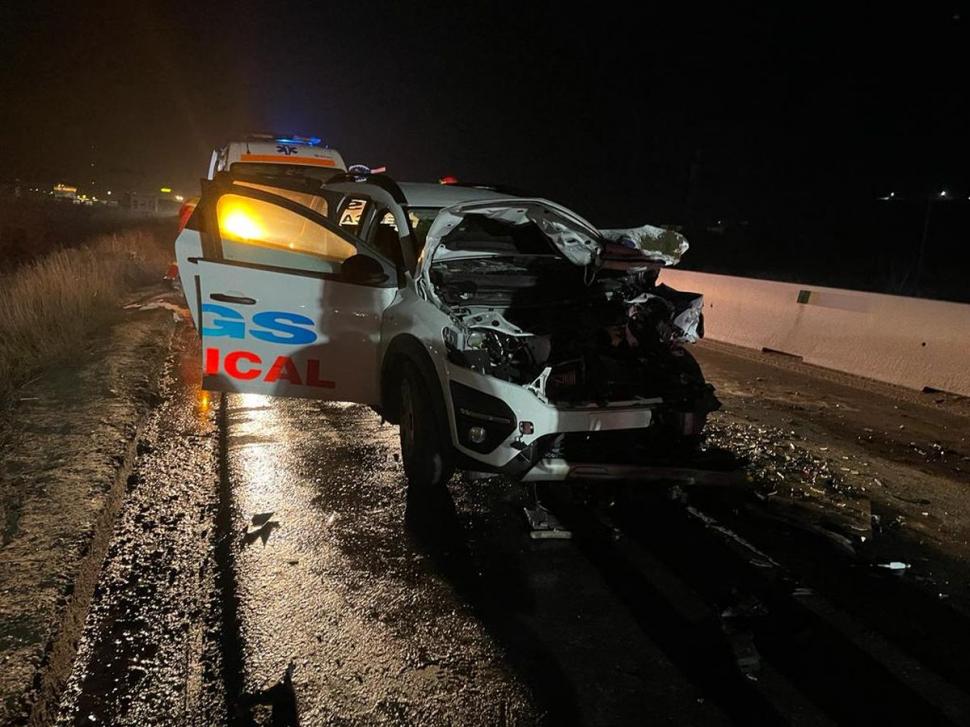 Accident grav în Iași! O ambulanță care transporta trei pacienți a intrat într-o mașină de salubrizare 806968