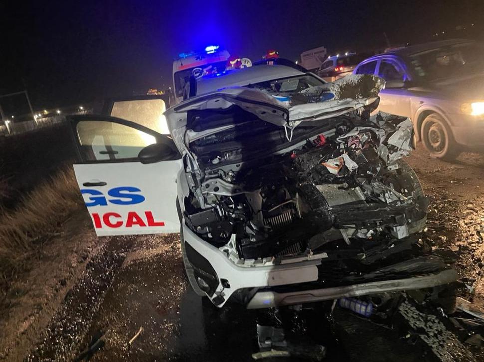 Accident grav în Iași! O ambulanță care transporta trei pacienți a intrat într-o mașină de salubrizare 806969