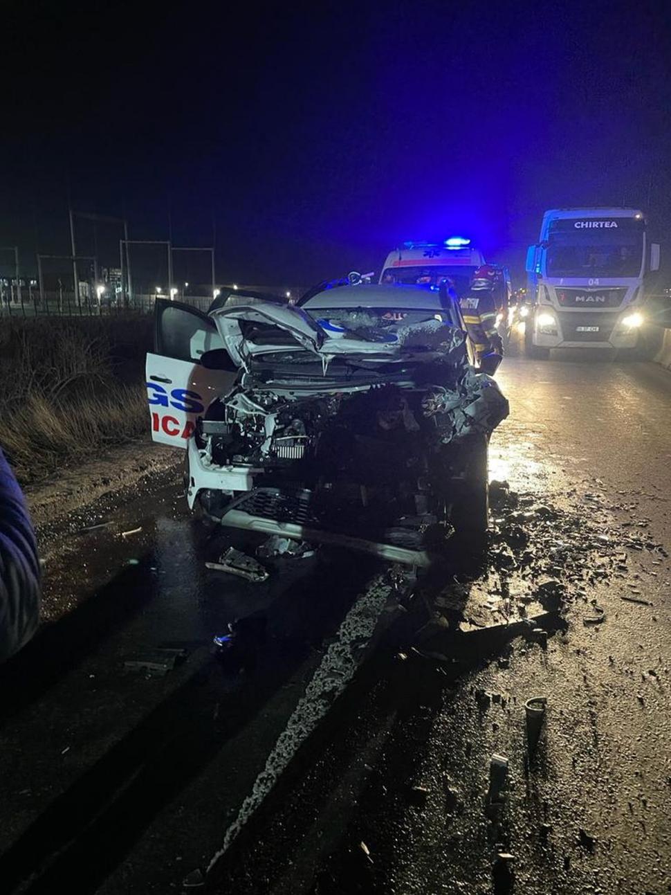 Accident grav în Iași! O ambulanță care transporta trei pacienți a intrat într-o mașină de salubrizare 806970