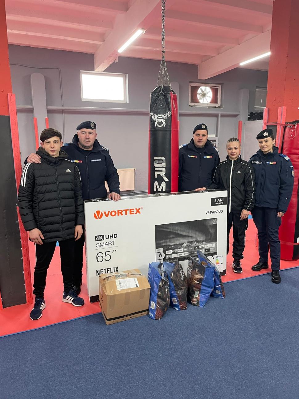 Pentru doi frați din Craiova, sala de kickboxing a devenit familie. Jandarmii le-au făcut copiilor o surpriză de Crăciun 807021